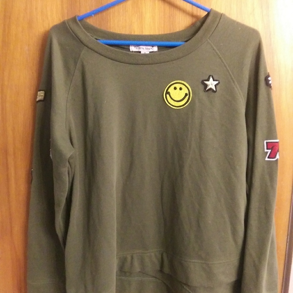 🎉 Super Cute Sweater with patches!